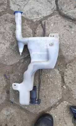 Ford Fiesta Windshield washer fluid reservoir/tank 8A6117B613AF
