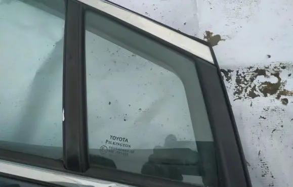 Toyota Avensis T270 Front door vent window glass four-door 