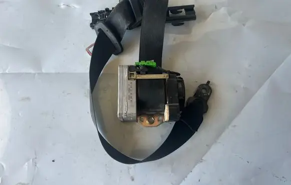 Mercedes-Benz C W203 Front seatbelt 33005930F