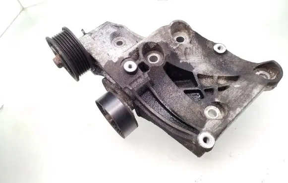 Opel Insignia A A/C compressor mount bracket 55582510 532274354