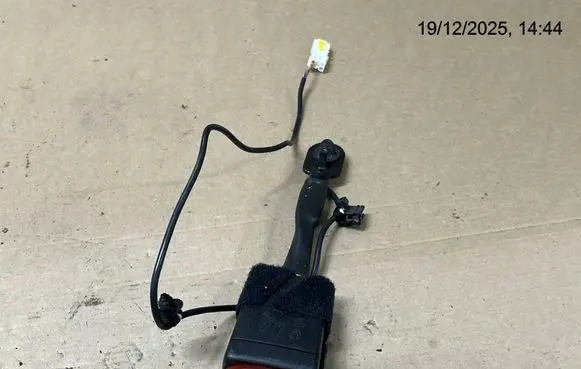 BMW 2 F46 Front seatbelt buckle 7313299
