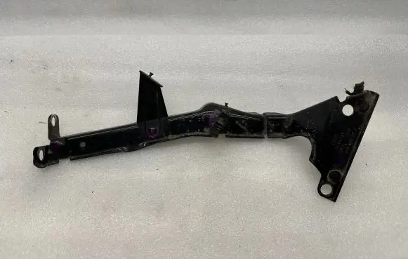 Audi A4 S4 B8 8K Fender mounting bracket 8K0821135C