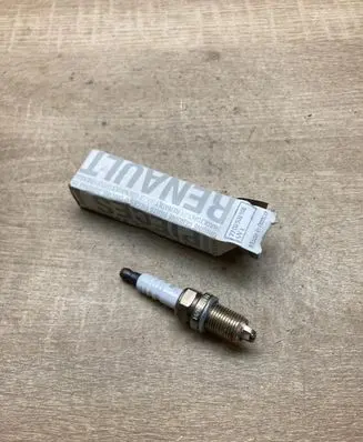 Renault Megane II Spark plug 7700500168
