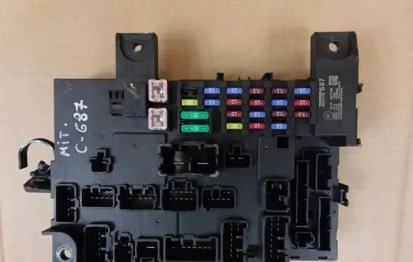 Mitsubishi Outlander Fuse module 8637B687