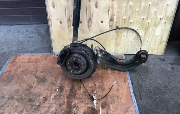 Rear wheel hub spindle/knuckle
