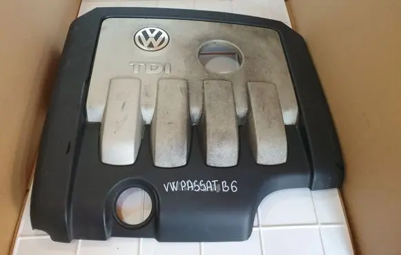 Volkswagen PASSAT B6 Engine cover (trim) 03G103925BP