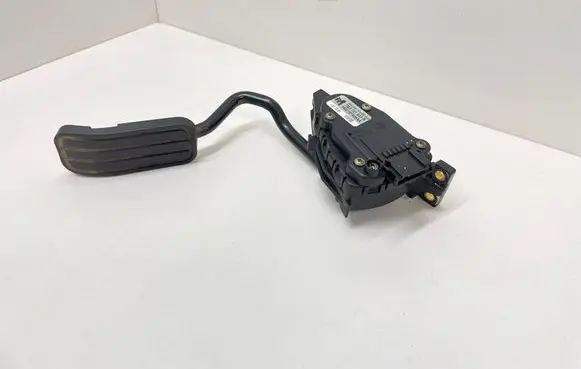 Accelerator throttle pedal