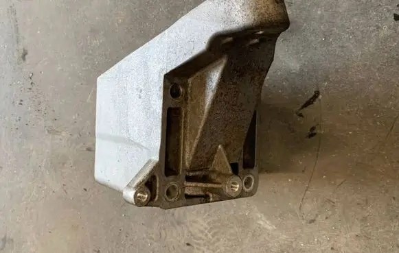 Engine mount bracket