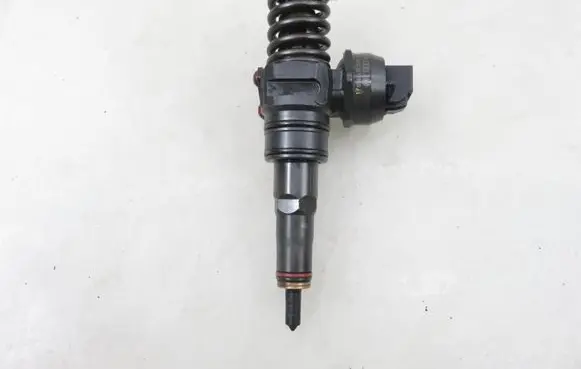 Volkswagen Touran I Fuel injector 0414720215 038130073AG