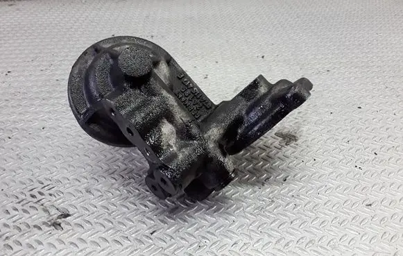 Oil filter mounting bracket