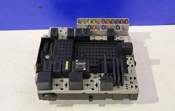 Volvo V70 Fuse module 8645729 9494782