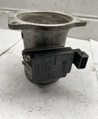 Volkswagen PASSAT B5 Mass air flow meter 037906461B