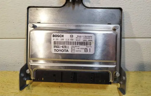 Toyota Corolla E120 E130 Engine control unit/module 8966102B11 0261208518 1039S09213