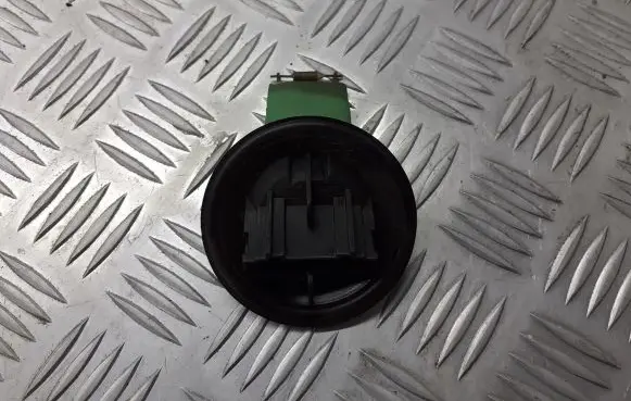Volkswagen Polo IV 9N3 Heater blower fan relay BRAK