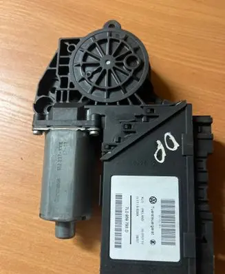 Volkswagen Touareg I Front door window regulator motor 07151763 7L0959793D 05070715