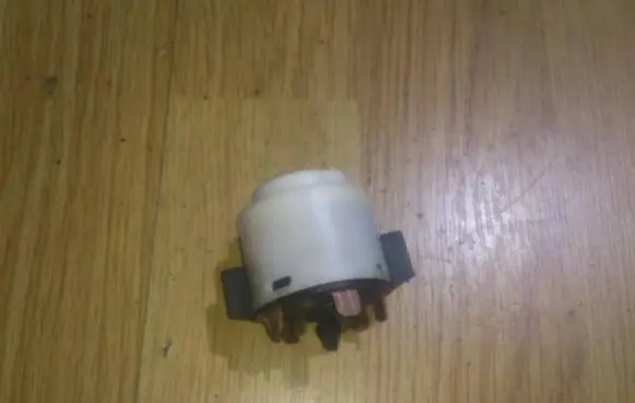 Volkswagen PASSAT B5 Ignition lock contact 4b0905849