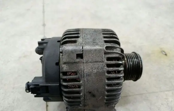 Volkswagen PASSAT B6 Generator/alternator 