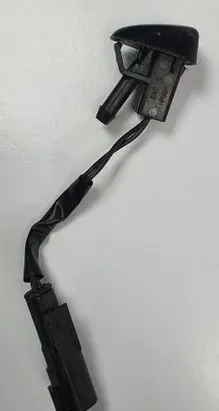 Volvo V70 Windshield washer spray nozzle 