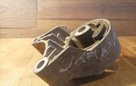 Opel Zafira B Engine mount bracket
