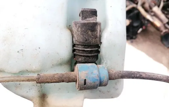 Volkswagen Golf III Windscreen/windshield washer pump