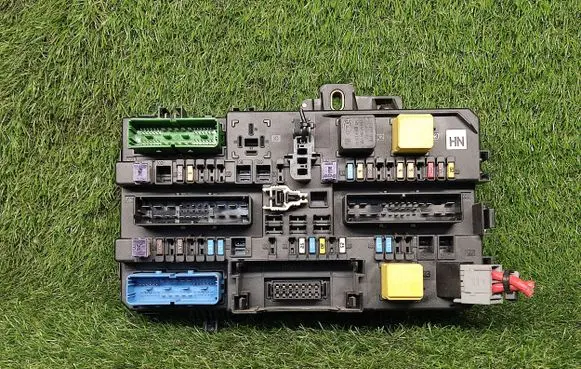 Opel Zafira B Power management control unit 13220829 13220829HN