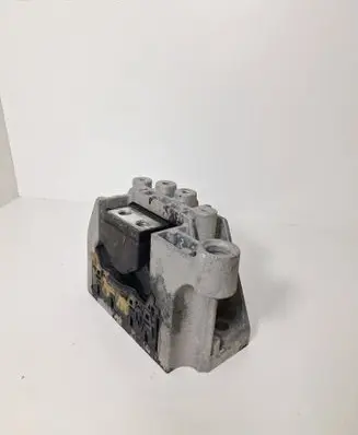 Engine mount bracket