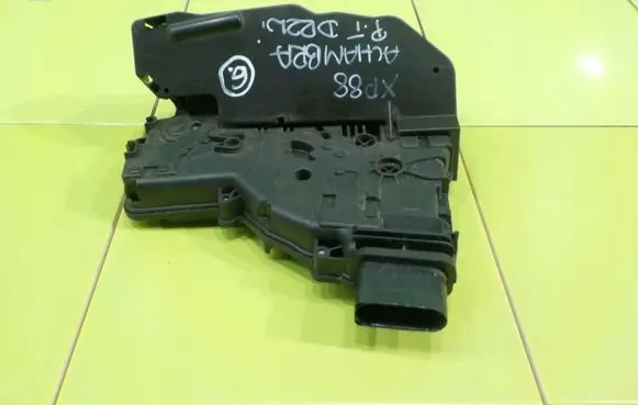 Seat Alhambra (Mk2) Front door lock 7N0839016K