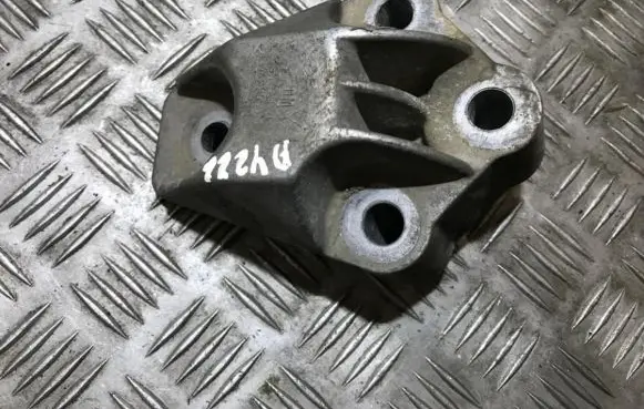 Opel Vectra B Engine mounting bracket 90538041 24495013a
