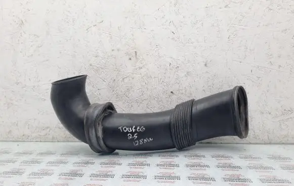 Volkswagen Touareg I Air intake duct part 7L6129609A