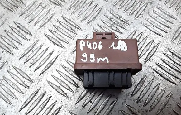 Peugeot 406 Fuel pump relay 240107
