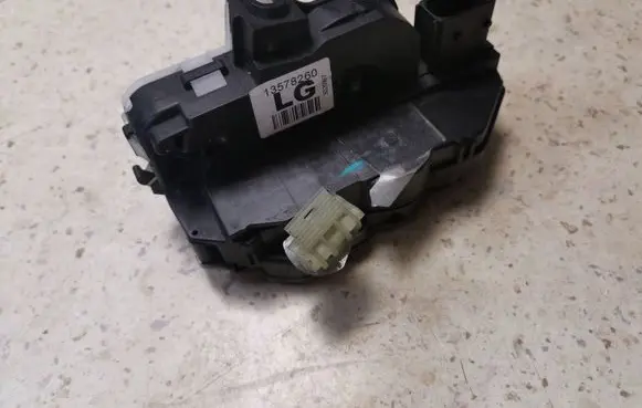 Chevrolet Orlando Front door lock 13578260