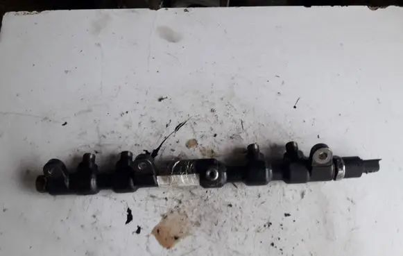 Ford Mondeo Mk III Fuel distributor R9144Z050A