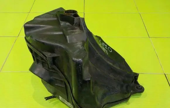 BMW 1 E81 E87 Air filter box 7567174 LP20