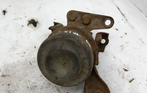 Toyota Avensis Verso Engine mount bracket NOCODE