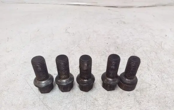 Volkswagen PASSAT B7 Nuts/bolts 