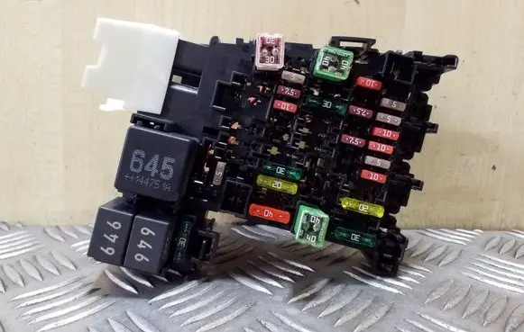Volkswagen PASSAT B8 Fuse module 5Q0937615C