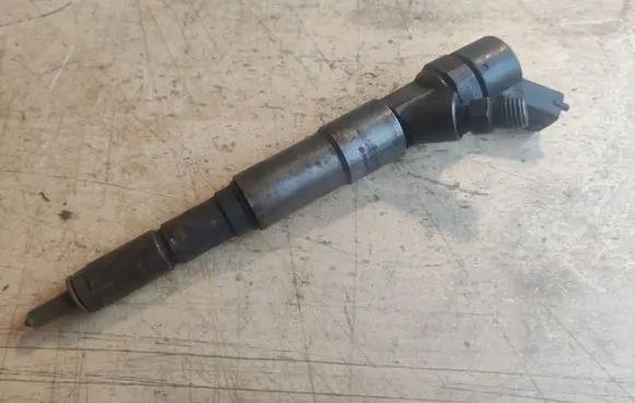 BMW 5 E39 Fuel injector 2354093 0445110029