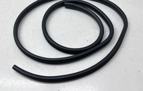 Subaru Forester SL Front door rubber seal 4G270029