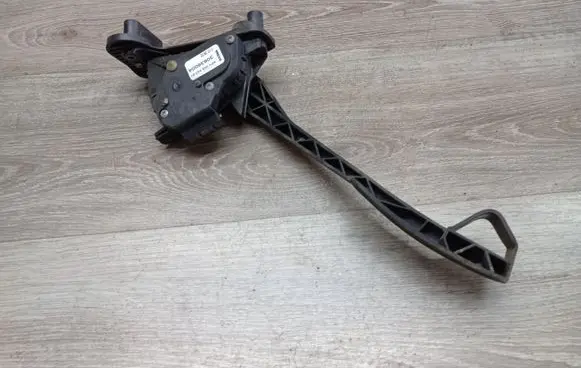 Volvo V70 Accelerator throttle pedal 30636004