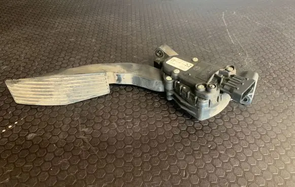 Opel Vectra C Accelerator pedal position sensor 9186724 6PV00832200