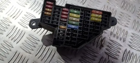 Volkswagen Golf V Fuse box set