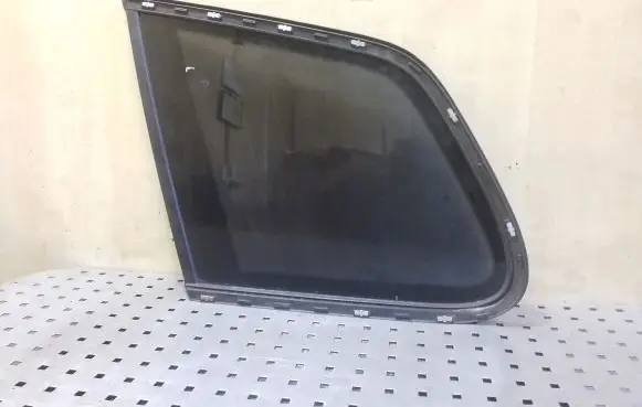 Volkswagen Touareg II Rear side window