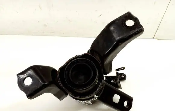 Toyota RAV 4 (XA40) Engine mount bracket