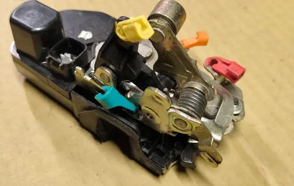 Chrysler PT Cruiser Front door lock 