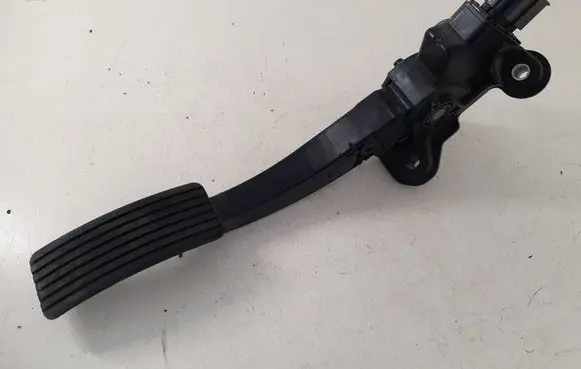 Accelerator throttle pedal