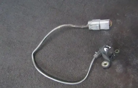 Mazda 626 Crankshaft position sensor j5t15171