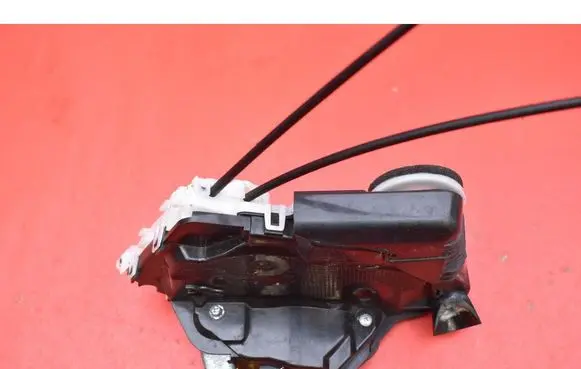Toyota Yaris Front door lock T4311140
