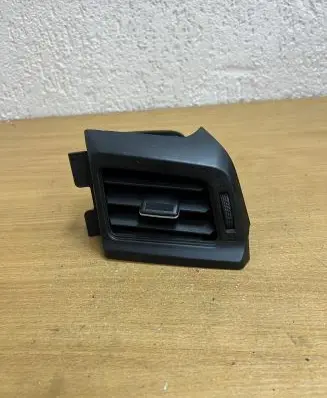 Toyota RAV 4 (XA40) Dashboard air vent grill cover trim 5567042180 F1053