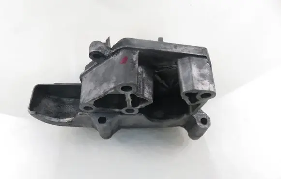 Engine mounting bracket