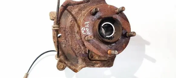 Nissan X-Trail T30 Front wheel hub 
